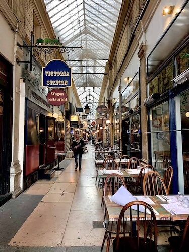 Eine typische überdachte Passage in Paris. 1 Passage Jouffroy
