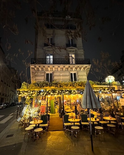 Wir hatten unsere letzte Mahlzeit in Paris die Straße runter im Cafe Cassette zwischen den Blumen