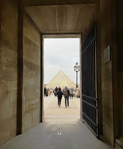 Spaziergang durch den Louvre-Palast zum Museum