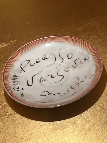 Exponate aus dem Warschauer Museum, darunter ein von Picasso signierter Teller.