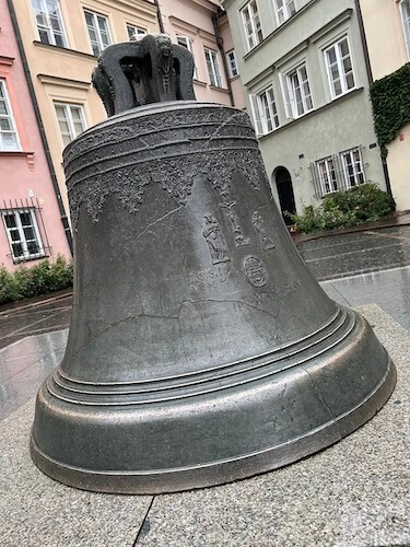 Berühren Sie die Wunschglocke von Warschau