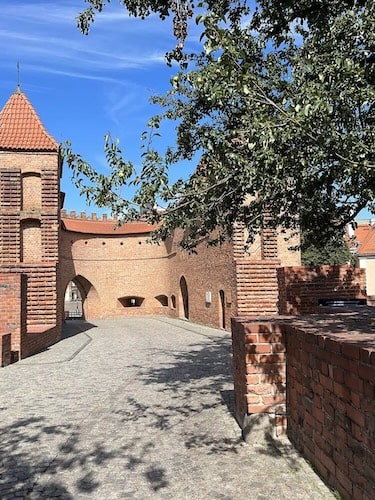 Spazieren Sie entlang der Mauern Warschaus, erkunden Sie das Barbakan und finden Sie Mały Powstaniec
