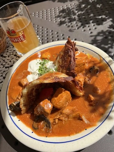 Knödel aus Gościniec und Gulasch aus Zapiecek