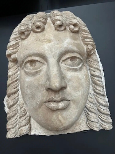 Exponate aus dem Warschauer Museum, darunter ein von Picasso signierter Teller.