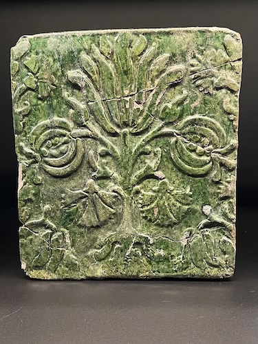 Exponate aus dem Warschauer Museum, darunter ein von Picasso signierter Teller.
