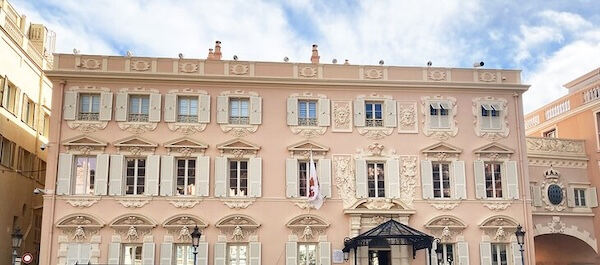Force Publique-Gebäude auf dem Place du Palais in Monaco-Ville